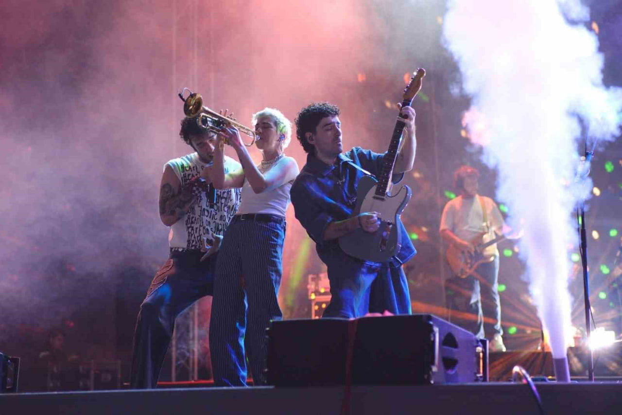 AMFİTİYATRODA SAHNE ALAN TÜRK ROCK MÜZİĞİ GRUPLARINDAN DOLU KADEHİ TERS TUT; ENERJİSİ, SAHNE...