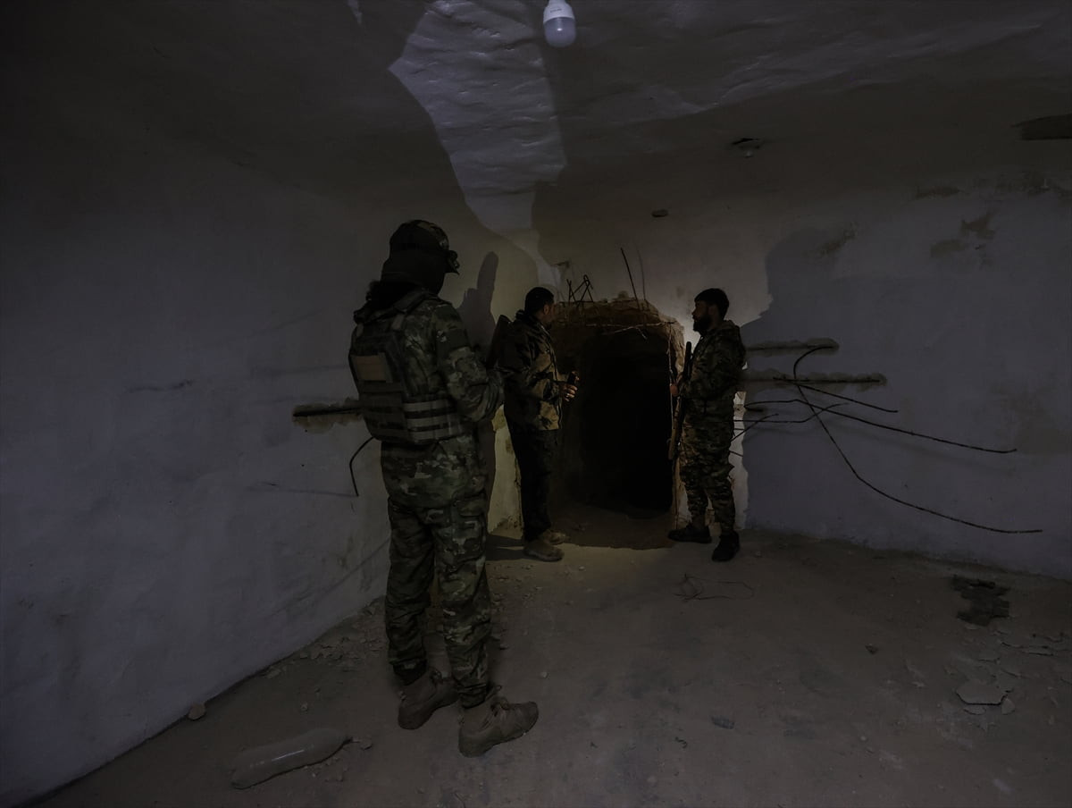 Anadolu Ajansı (AA) ekibi, Suriye'de Rakka'nın kuzeyinde yer alan Ayn İsa beldesinde terör örgütü...