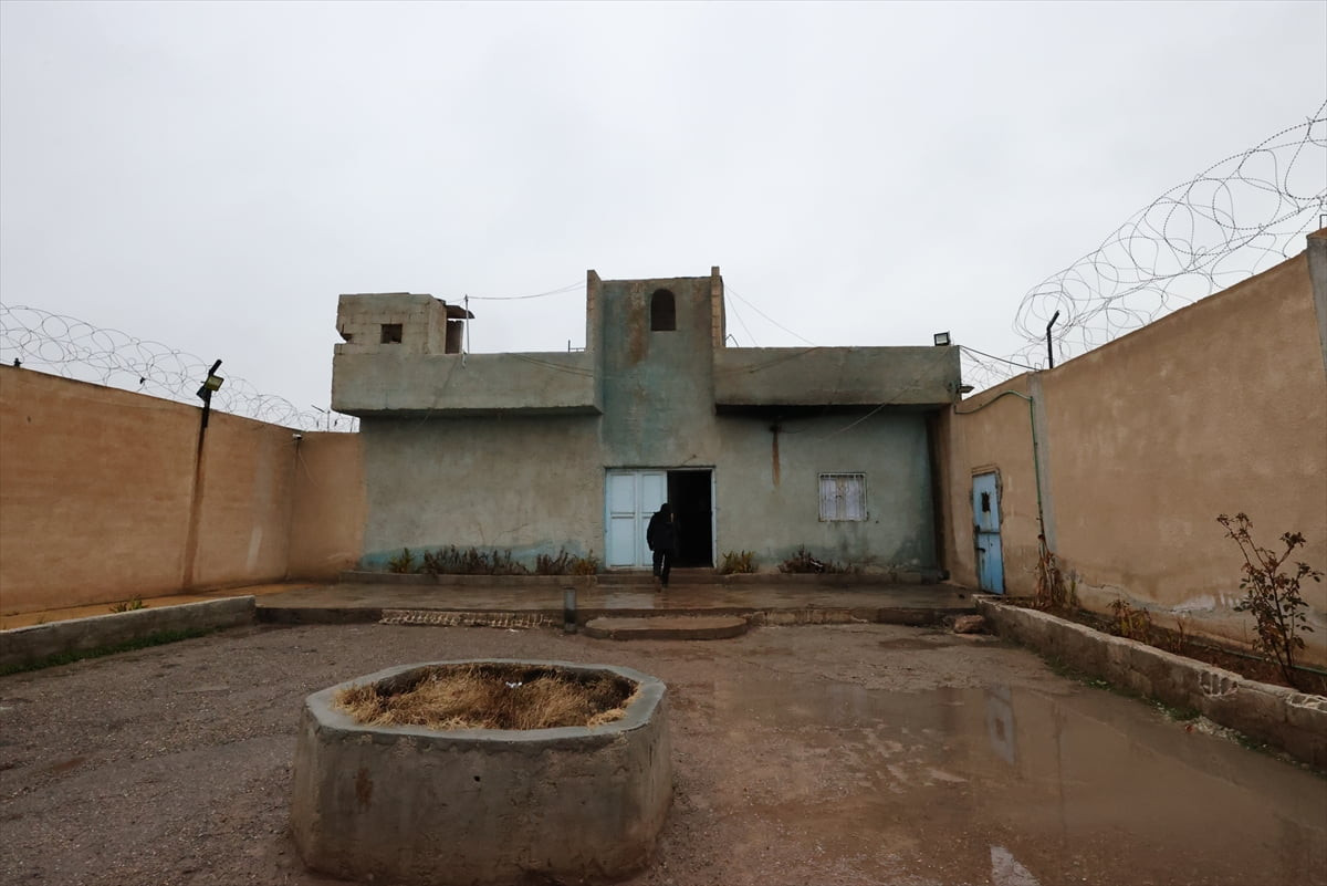 Anadolu Ajansı (AA) ekibi, Suriyeli askerler eşliğinde terör örgütü YPG/SDG'nin Rakka iline bağlı...