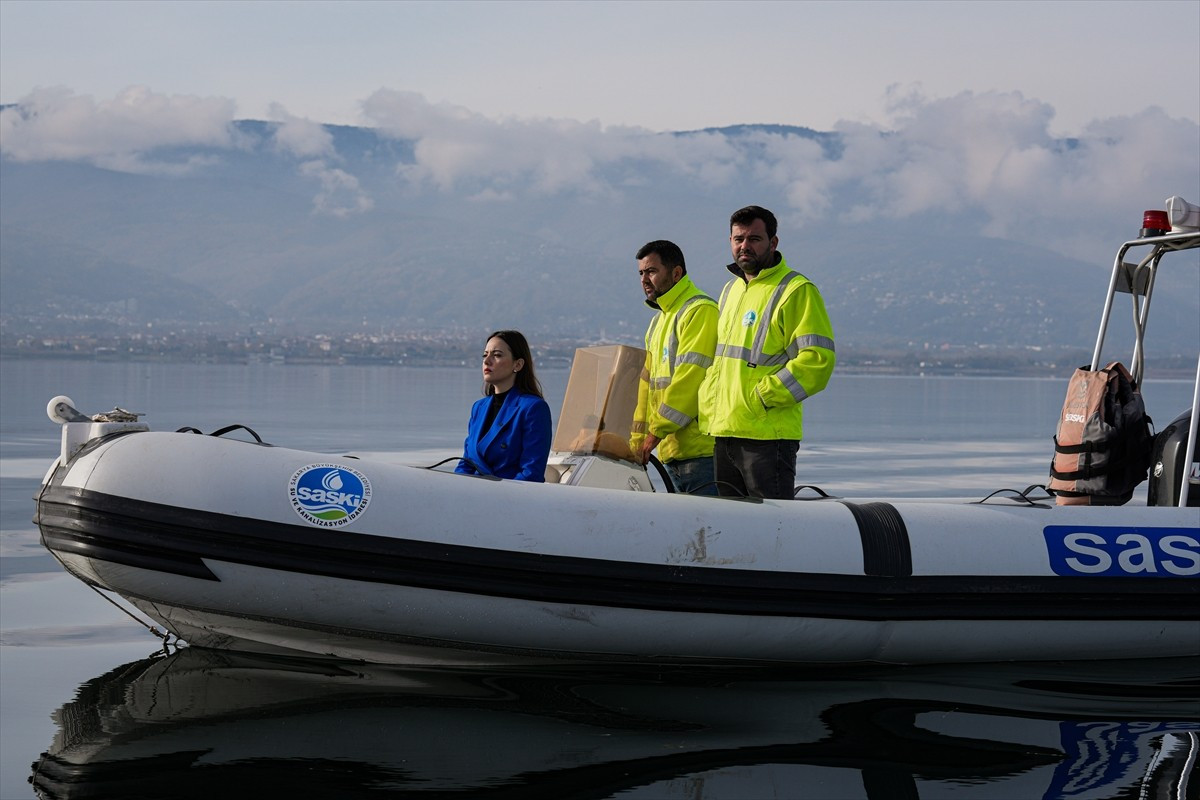 Anadolu Ajansı (AA) ekibinin Sapanca Gölü'nde botla yaptığı gözlem, su seviyesindeki azalmanın...