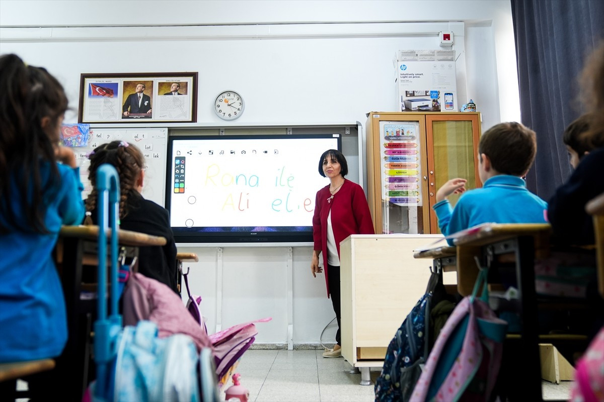 Anadolu Ajansının (AA) "Zirvedeki İsimlerin Emektar Öğretmenleri" başlıklı dosyasının ikinci...