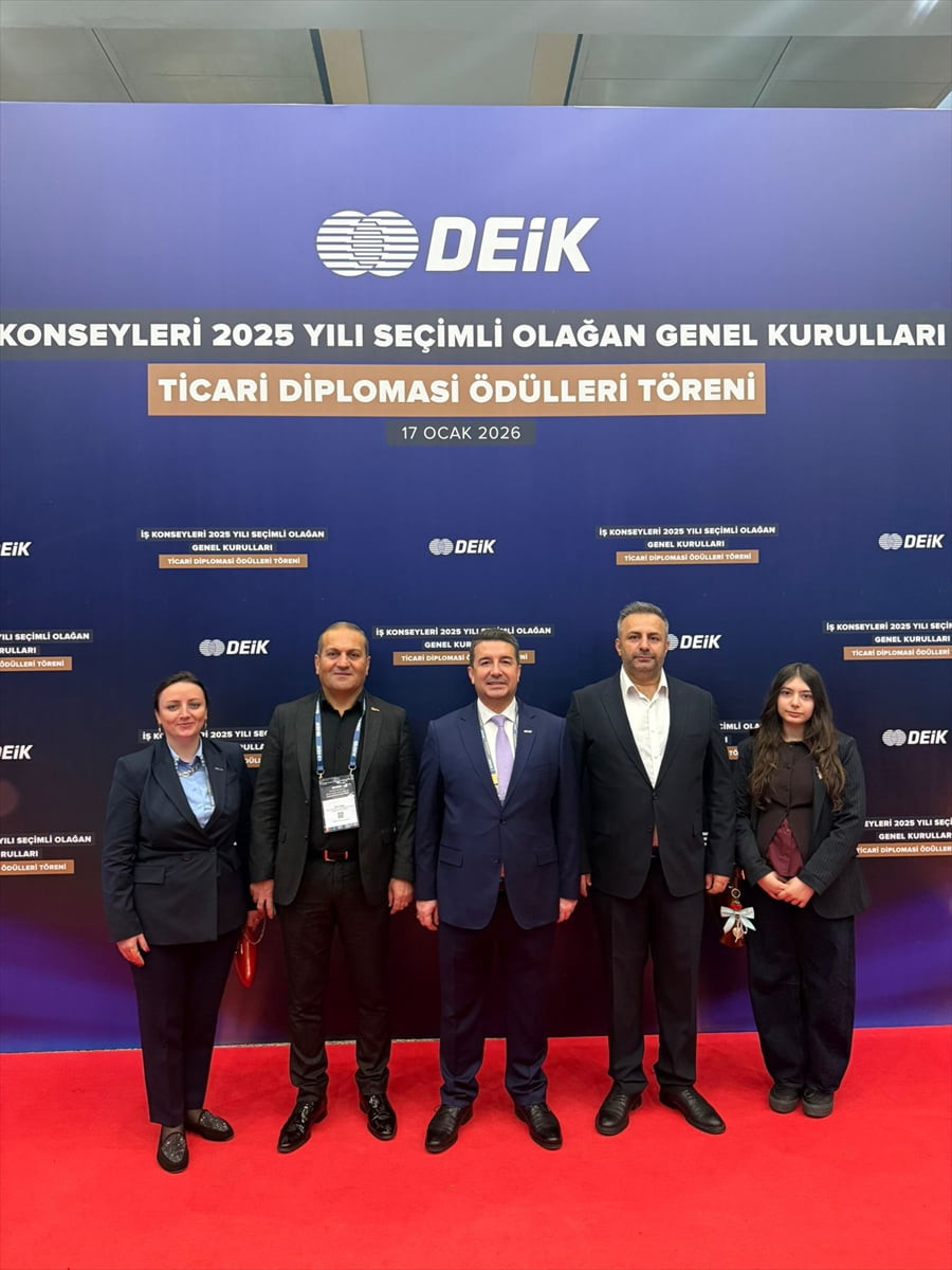 Anadolu Aslanları İş Adamları Derneği (ASKON) Antalya Şubesi Başkanı Onur Kacar (ortada) ve şube...