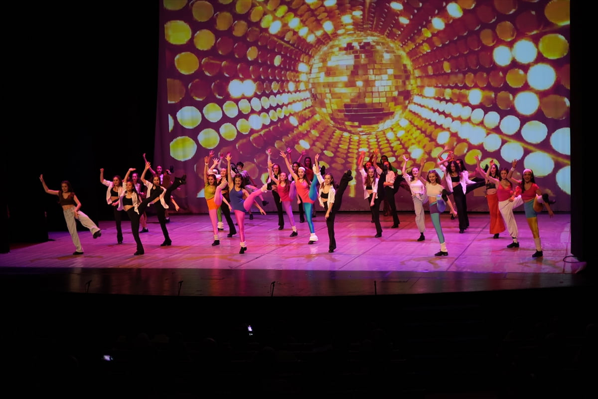 Anadolu Ateşi'nin 4-12 yaş aralığındaki çocuk dansçılarında oluşan Kıvılcım topluluğu, Atatürk...