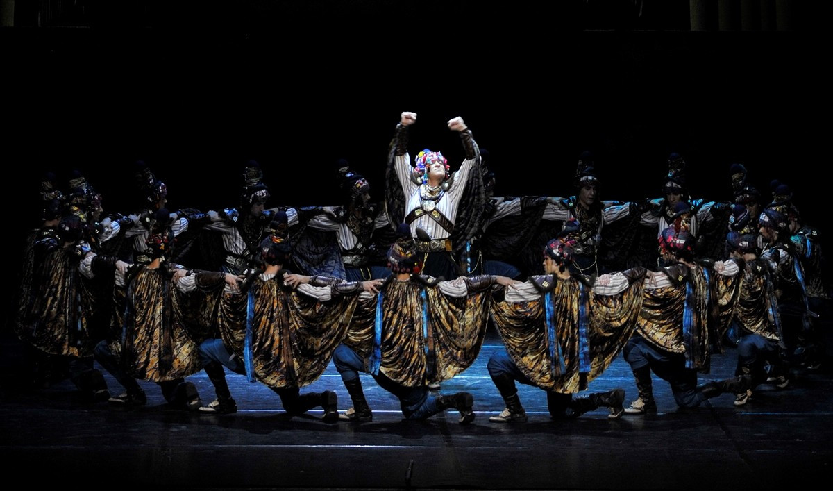 Anadolu Ateşi'nin Genel Sanat Yönetmeni Mustafa Erdoğan imzasını taşıyan "Troya" gösterisi...