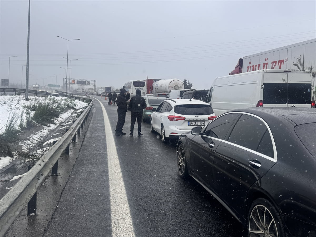Anadolu Otoyolu Ankara istikameti, Bolu Dağı Tüneli mevkisinde makaslayan tır nedeniyle ulaşıma...