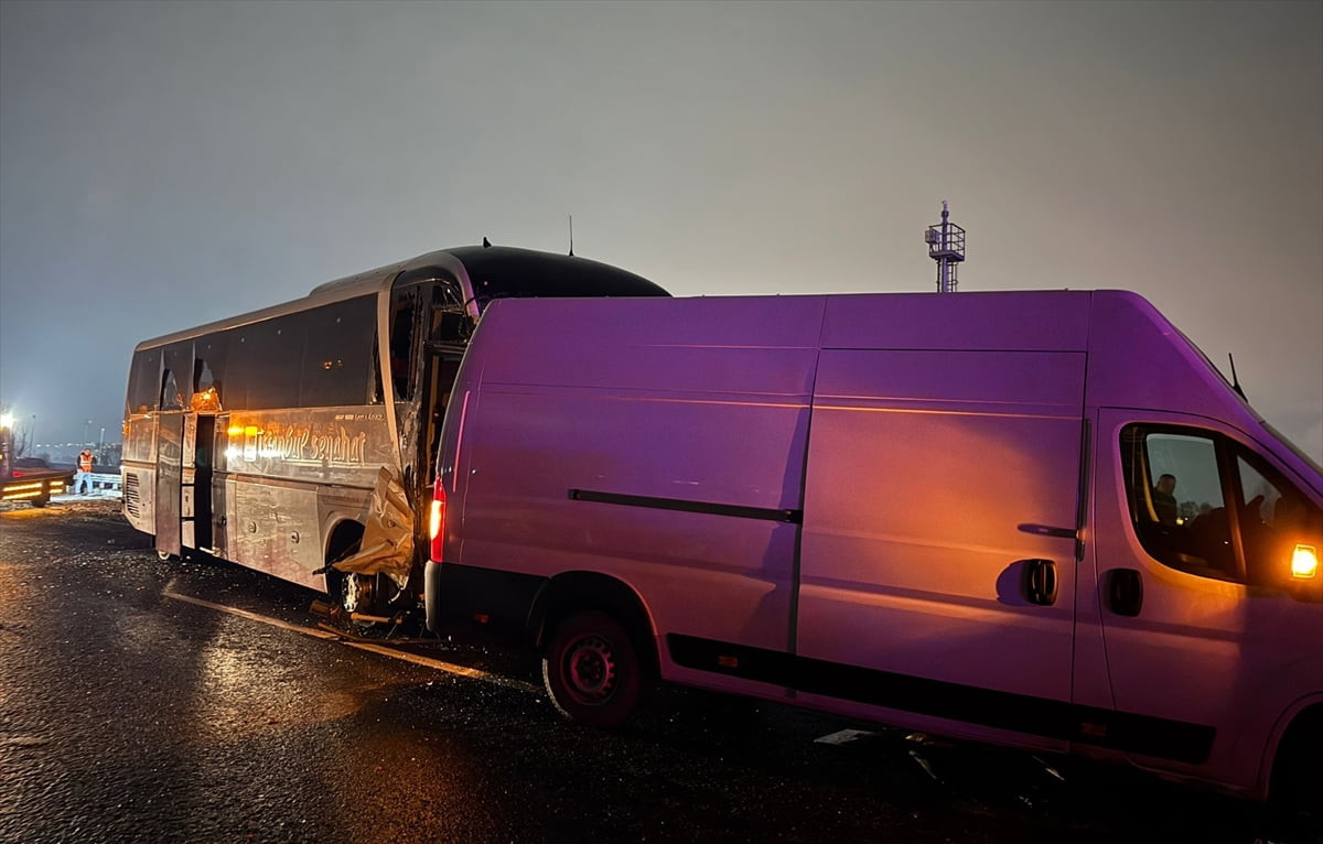 Anadolu Otoyolu Sakarya geçişinde 10 aracın karıştığı zincirleme trafik kazasında ilk...
