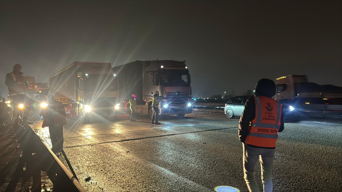 Anadolu Otoyolu Sakarya geçişinde 16 aracın karıştığı zincirleme trafik kazasında 4'ü ağır 6 kişi...