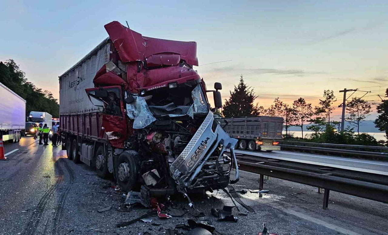 ANADOLU OTOYOLU SAKARYA GEÇİŞİNDE ÖNÜNDEKİ KAMYONA ÇARPMASI NETİCESİNDE HURDAYA DÖNEN KAMYON...