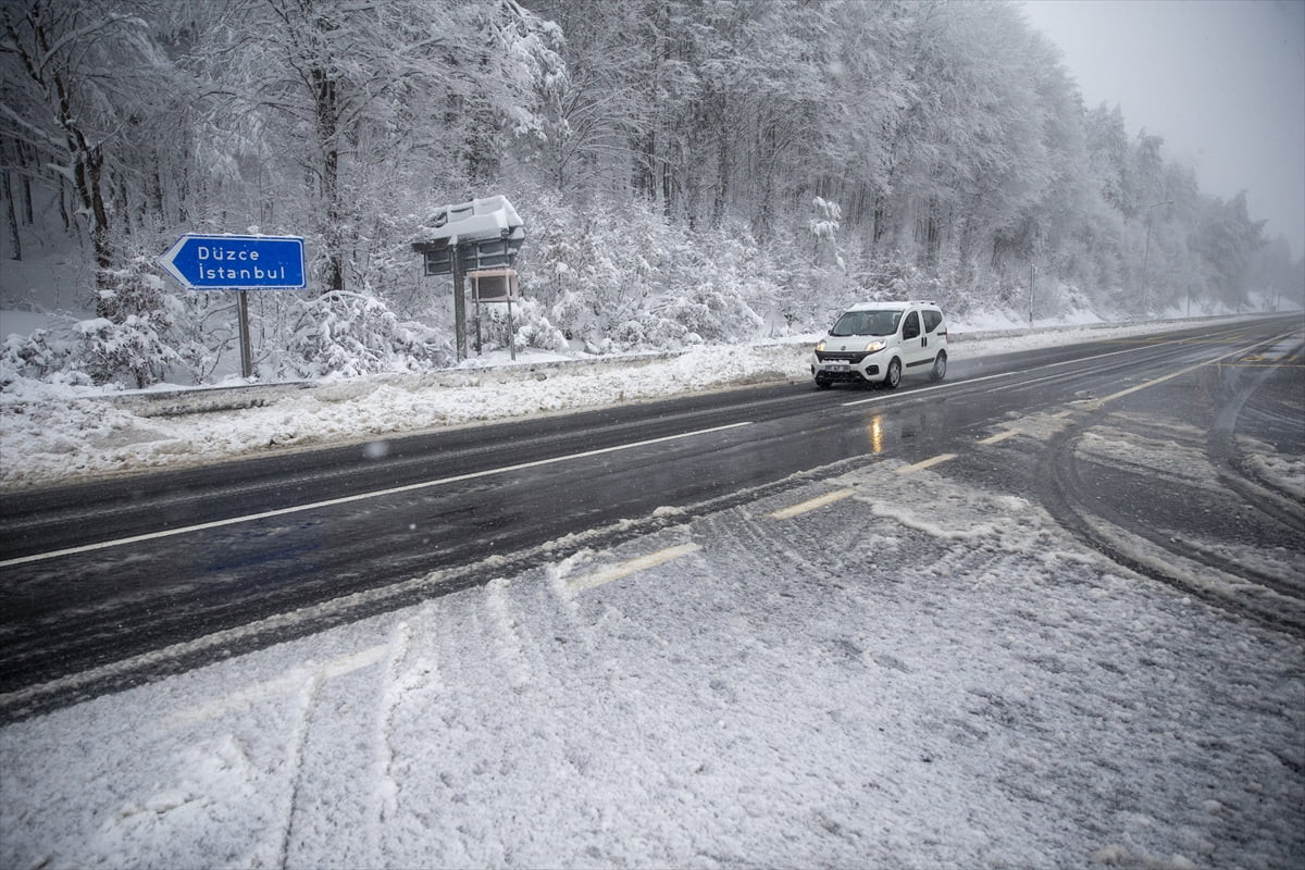 Anadolu Otoyolu ve D-100 kara yolunun Bolu Dağı kesiminde kar yağışı etkisini gösteriyor.