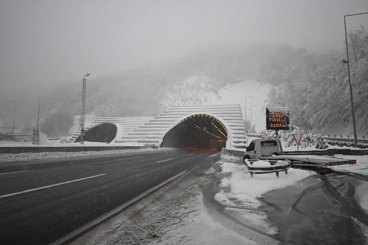 Anadolu Otoyolu ve D-100 kara yolunun Bolu Dağı kesiminde kar yağışı ve sis etkili oluyor.