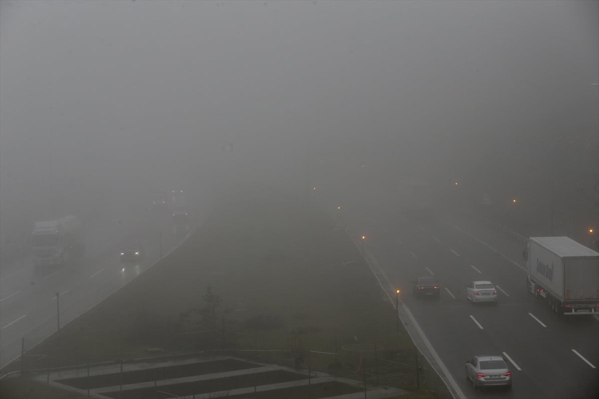 Anadolu Otoyolu ve D-100 kara yolunun Bolu Dağı kesiminde sis görüş mesafesini düşürdü.