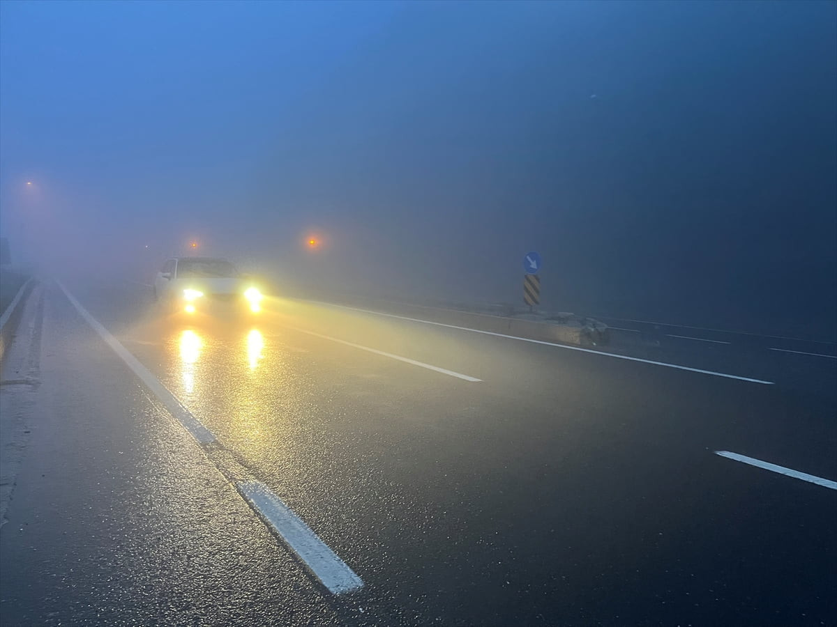 Anadolu Otoyolu'nun Bolu Dağı geçişinde sağanak ve sis, görüş mesafesini düşürdü.