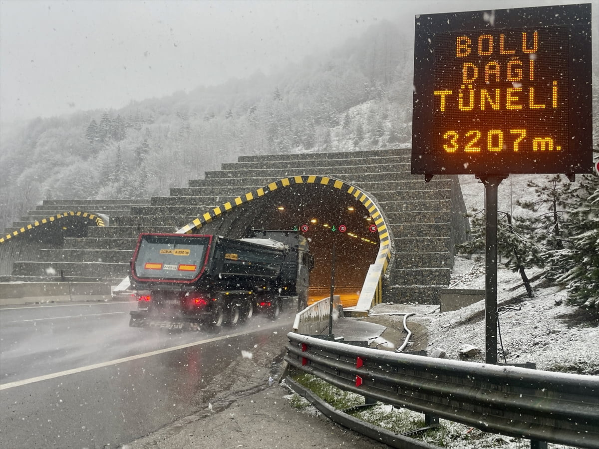 Anadolu Otoyolu'nun Bolu Dağı Tüneli kesiminde kar yağışı etkili oluyor.