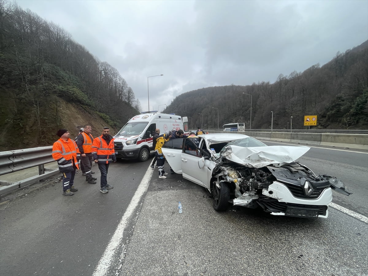 Anadolu Otoyolu'nun Bolu Dağı Tüneli kesiminde otomobille kamyonetin çarpışması sonucu aynı...