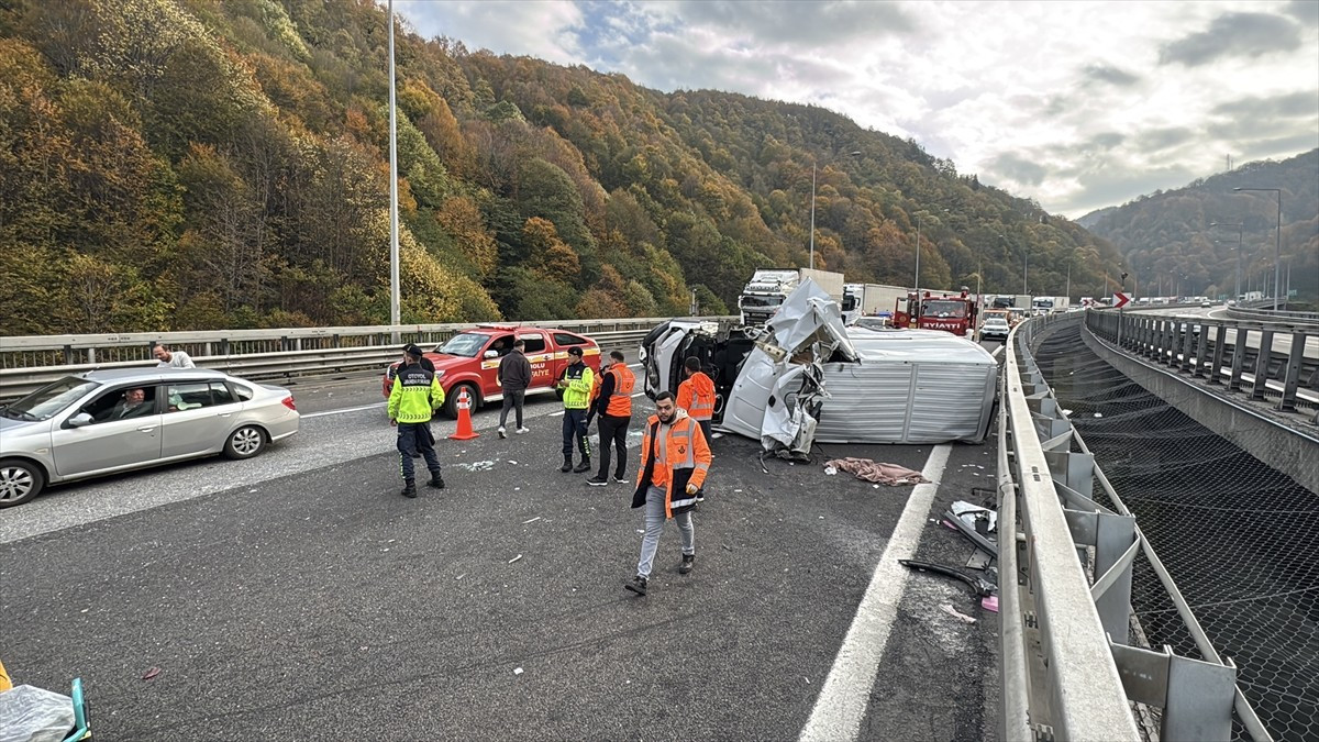 Anadolu Otoyolu'nun Bolu Dağı Tüneli Viyadükleri'nde yolcu otobüsü, tır ve panelvanın çarpıştığı...