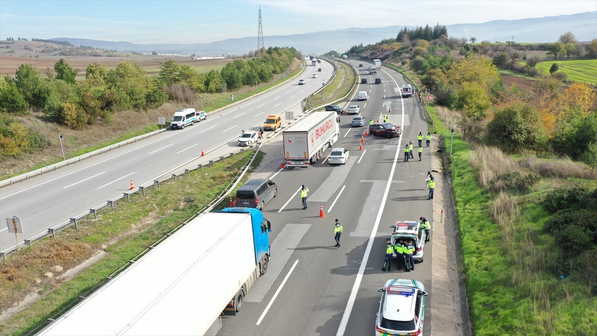 Anadolu Otoyolu'nun Bolu kesiminde iki otomobilin çarpışması sonucu 9 yaşındaki çocuk hayatını...