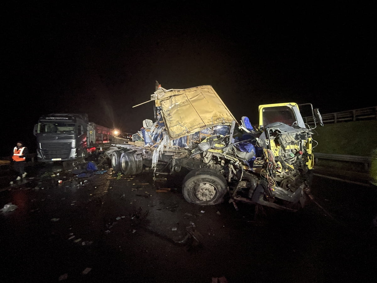 Anadolu Otoyolu'nun Bolu kesiminde kamyon ile tırın çarpışması sonucu bir kişi yaralandı.