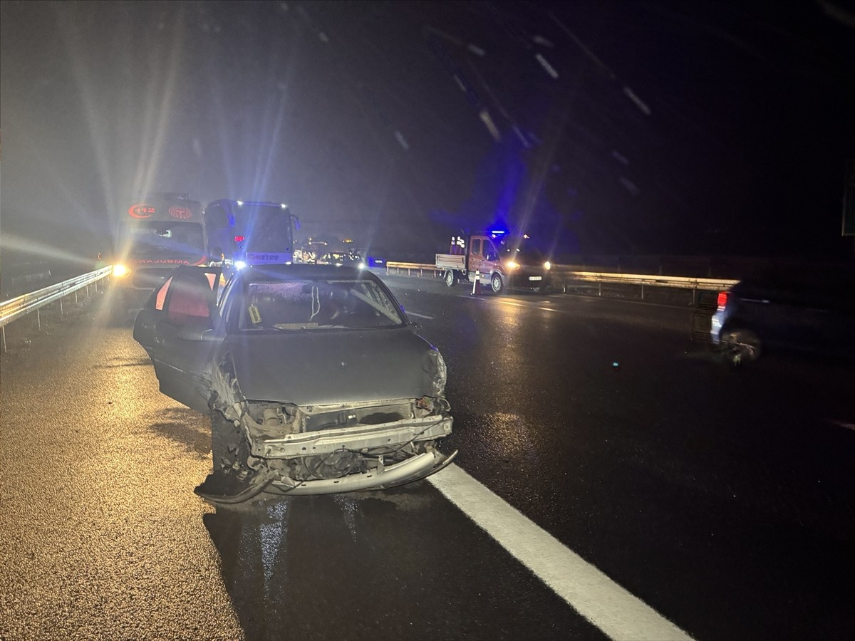 Anadolu Otoyolu'nun Bolu kesiminde otomobil ile hafif ticari aracın çarpışması sonucu 9 kişi...