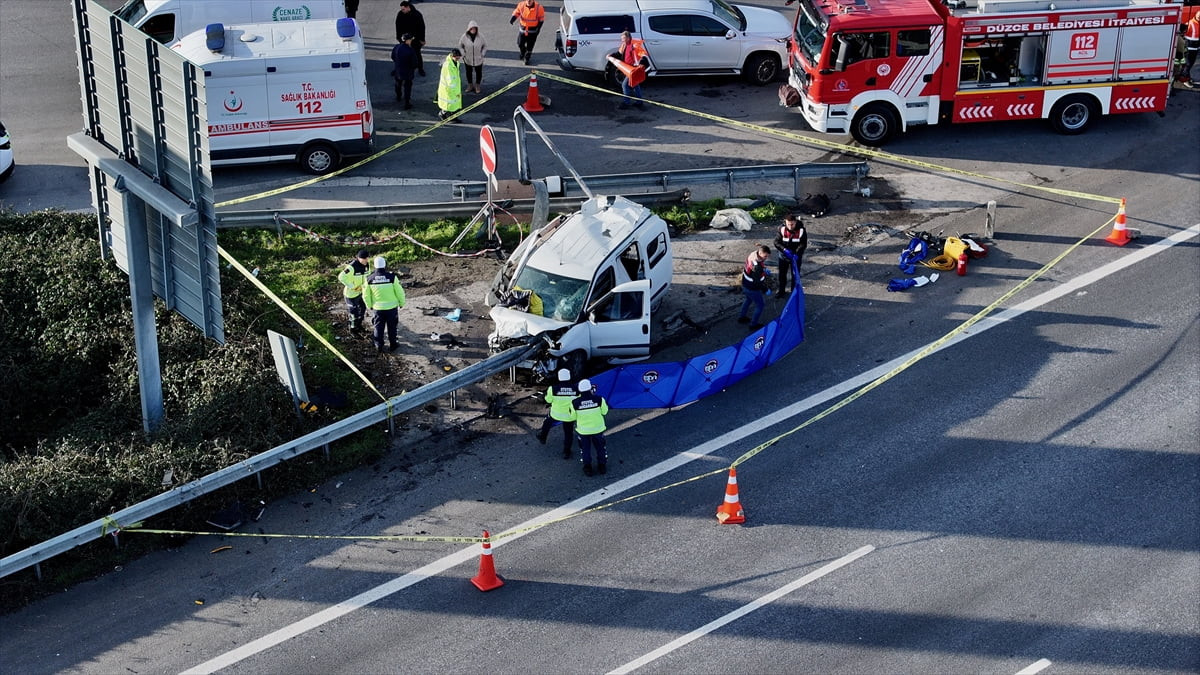 Anadolu Otoyolu'nun Düzce geçişinde bariyere saplanan hafif ticari araçtaki 2 kişi hayatını...