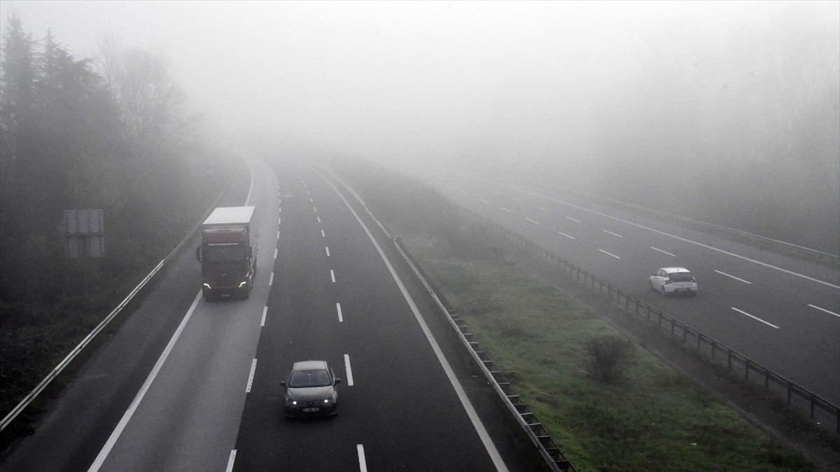 Anadolu Otoyolu'nun Düzce geçişinde etkili olan sis nedeniyle görüş mesafesi düştü.