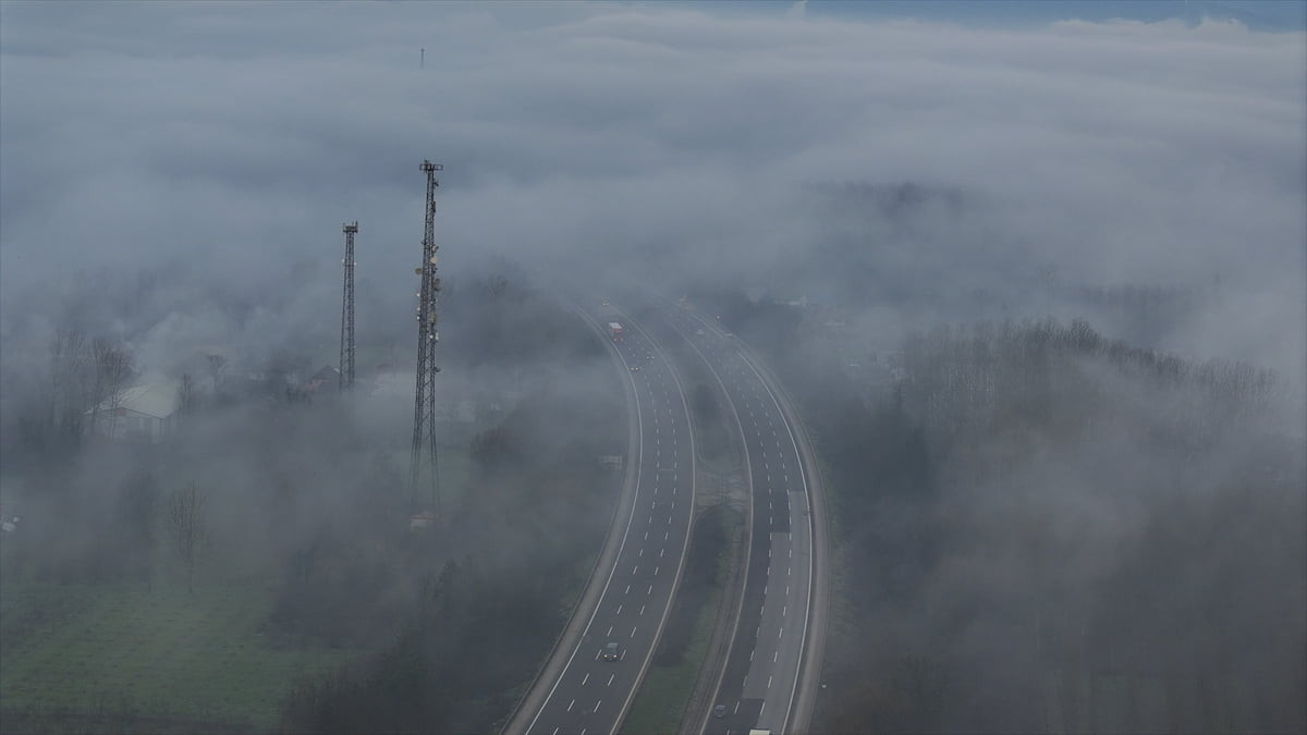 Anadolu Otoyolu'nun Düzce kesimi ile kentin farklı bölgelerinde sis etkisini gösterdi.