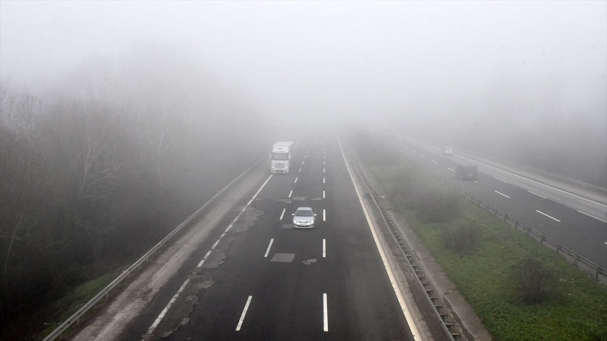 Anadolu Otoyolu'nun Düzce kesiminde etkili olan sis görüş mesafesini düşürdü. Sis nedeniyle bazı...