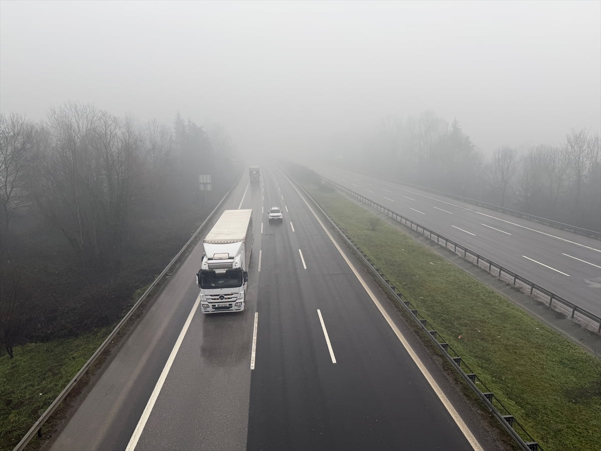 Anadolu Otoyolu'nun Düzce kesiminde sis etkisini gösterdi.