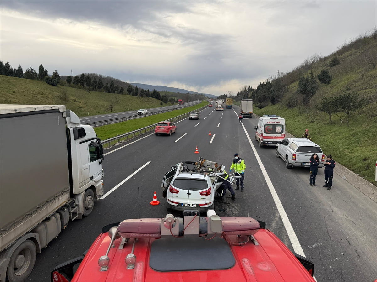 Anadolu Otoyolu'nun Düzce kesiminde tıra çarpan SUV tipi araçtaki 1 kişi hayatını kaybetti, 1 kişi...