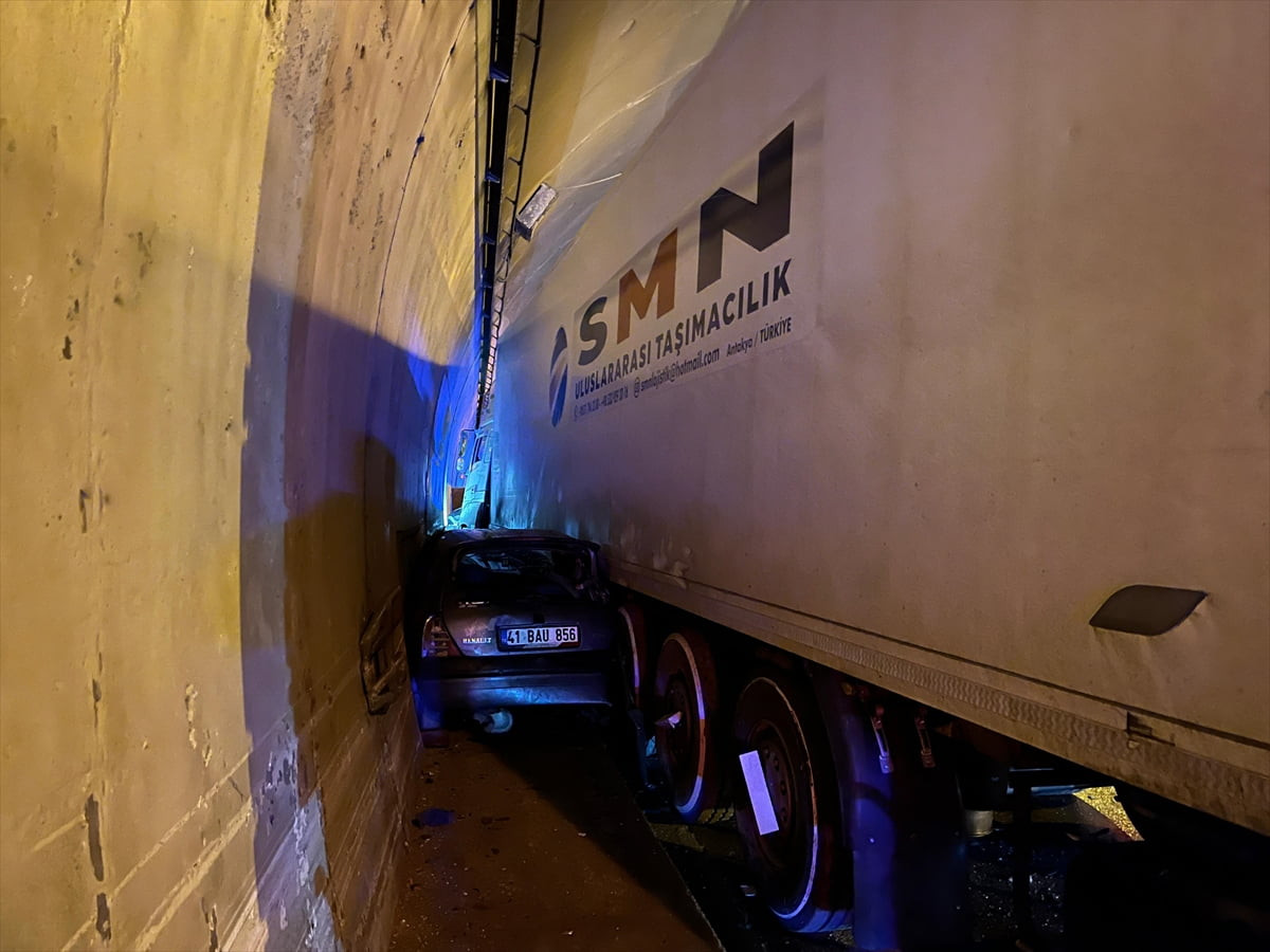 Anadolu Otoyolu'nun İzmit geçişinde tır ile otomobilin çarpışması nedeniyle ulaşım aksadı. Kazada...