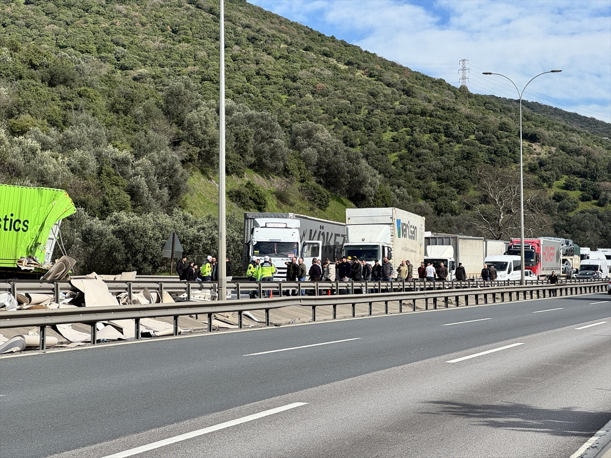 Anadolu Otoyolu'nun Kocaeli kesiminde 2 tırın karıştığı kaza nedeniyle İstanbul istikametine...