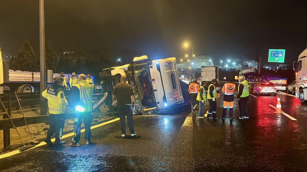 Anadolu Otoyolu'nun Kocaeli kesiminde granül yüklü tırın sürücüsü yaralandı, kaza nedeniyle ulaşım...