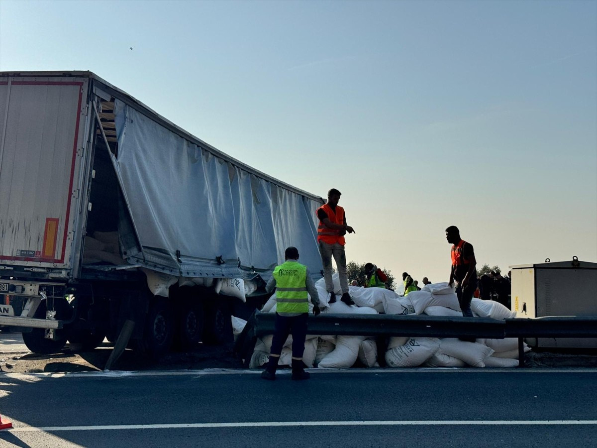 Anadolu Otoyolu'nun Kocaeli kesiminde meydana gelen zincirleme kaza nedeniyle Ankara istikametinde...