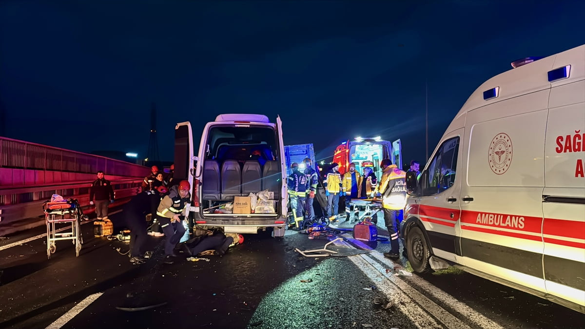 Anadolu Otoyolu'nun Kocaeli kesiminde servis minibüsü ile kamyonun çarpışması sonucu 7 kişi...
