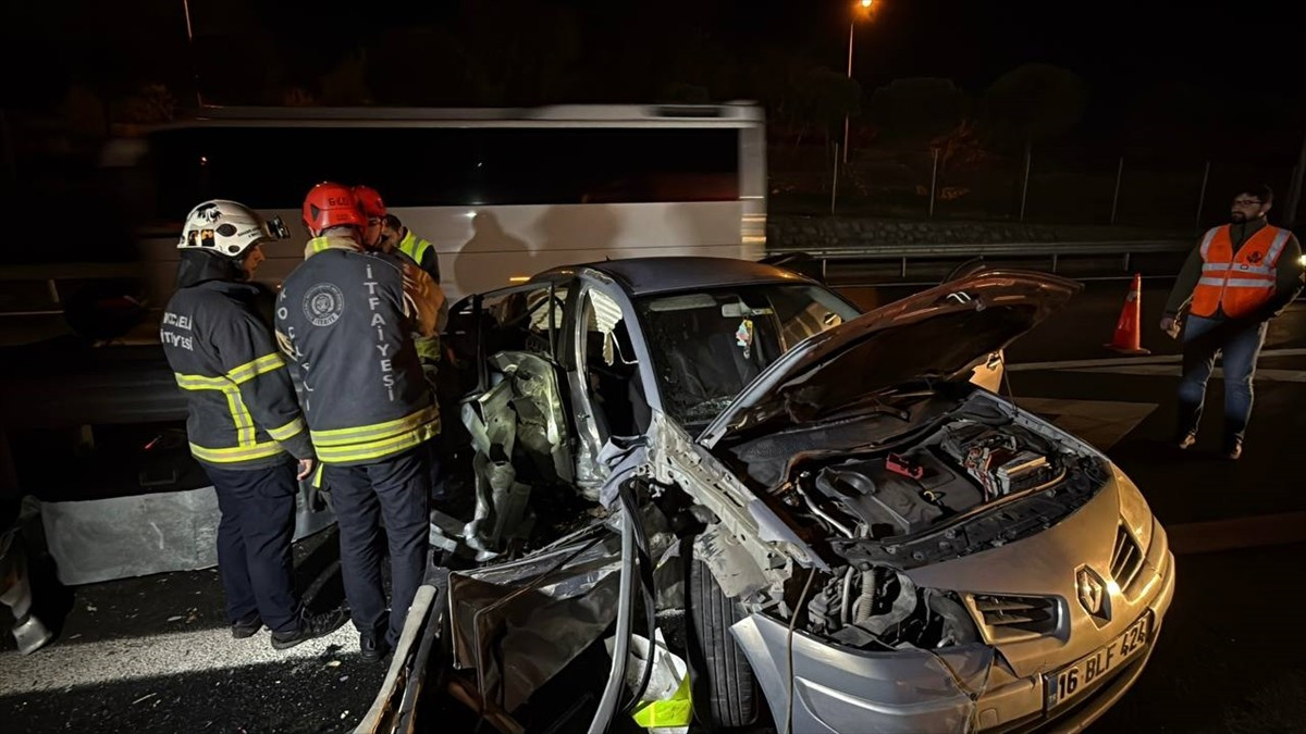 Anadolu Otoyolu'nun Kocaeli'nin Gebze ilçesi kesiminde üç aracın karıştığı kazada 6 kişi...