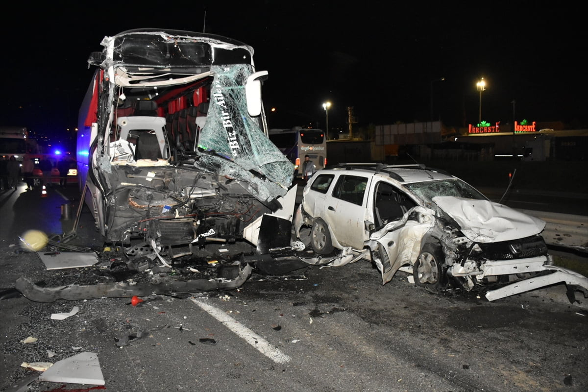 Anadolu Otoyolu'nun Sakarya kesiminde 4 aracın karıştığı kaza nedeniyle Ankara istikametinde...