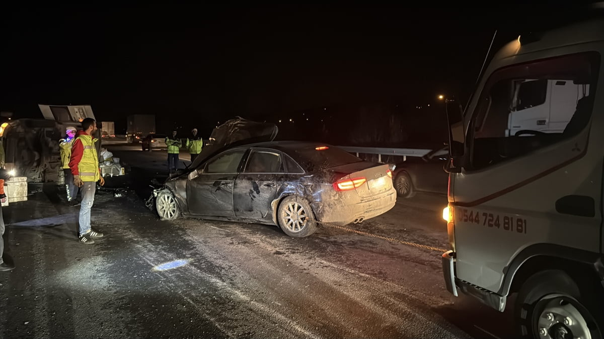 Anadolu Otoyolu'nun Sakarya kesiminde otomobil ile minibüsün çarpışması sonucu 1 kişi hayatını...