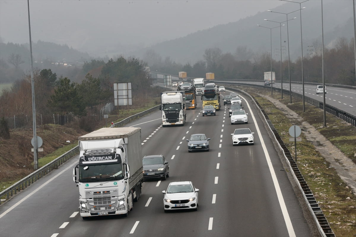 Anadolu Otoyolu’nun Bolu ve Düzce kesiminde, Ramazan Bayramı öncesinde yola çıkan sürücüler...