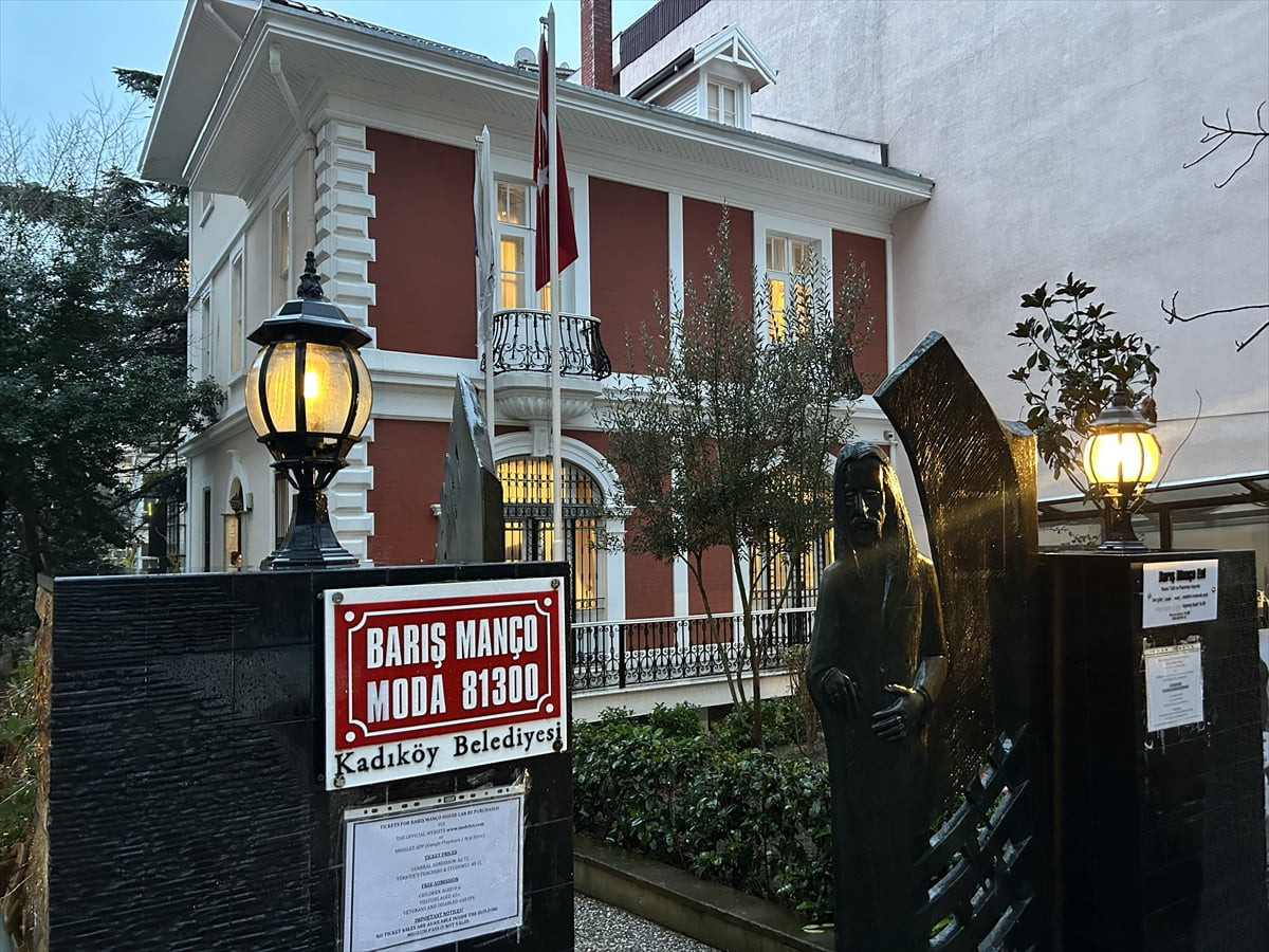 Anadolu rock müziğinin önde gelen ismi Barış Manço, vefatının 27. yıldönümünde Kadıköy Moda'daki...