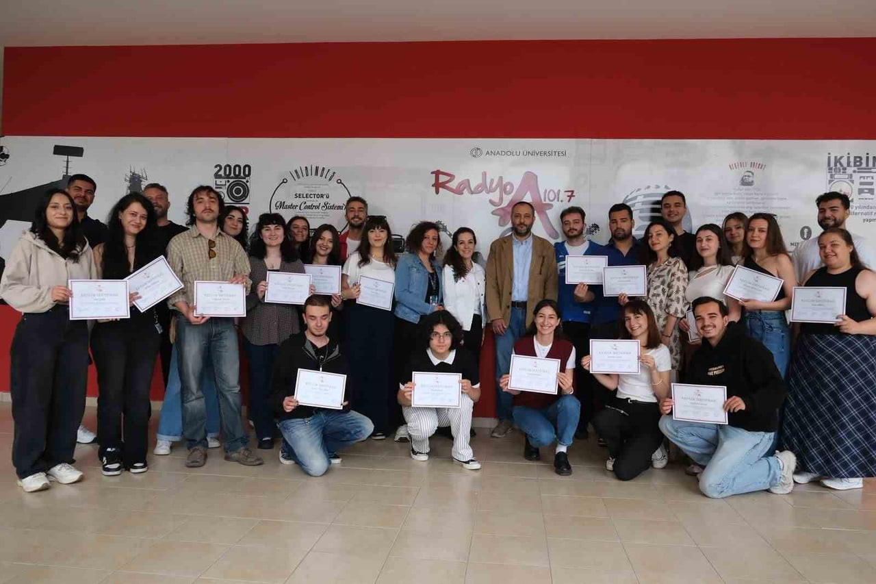 ANADOLU ÜNİVERSİTESİ RADYOSU RADYO A’DA DÜZENLENEN EĞİTİM PROGRAMINI BAŞARIYLA TAMAMLAYAN...