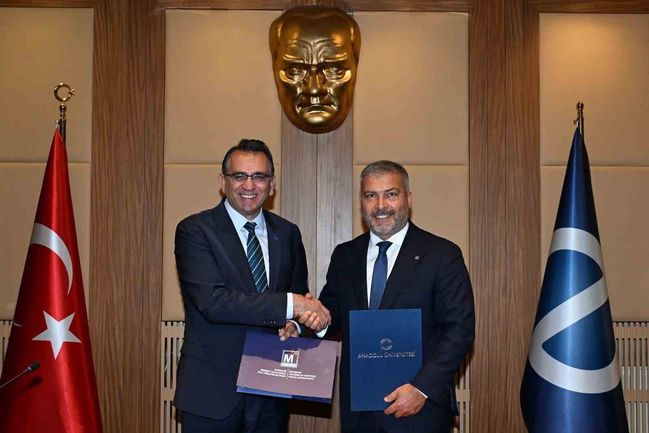 ANADOLU ÜNİVERSİTESİ REKTÖRLÜK SENATO ODASINDA GERÇEKLEŞTİRİLEN İMZA TÖRENİNE ANADOLU ÜNİVERSİTESİ...
