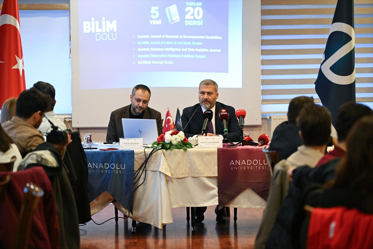 Anadolu Üniversitesi Rektörü Prof. Dr. Yusuf Adıgüzel (sağda), İstanbul Üniversitesi Baltalimanı...