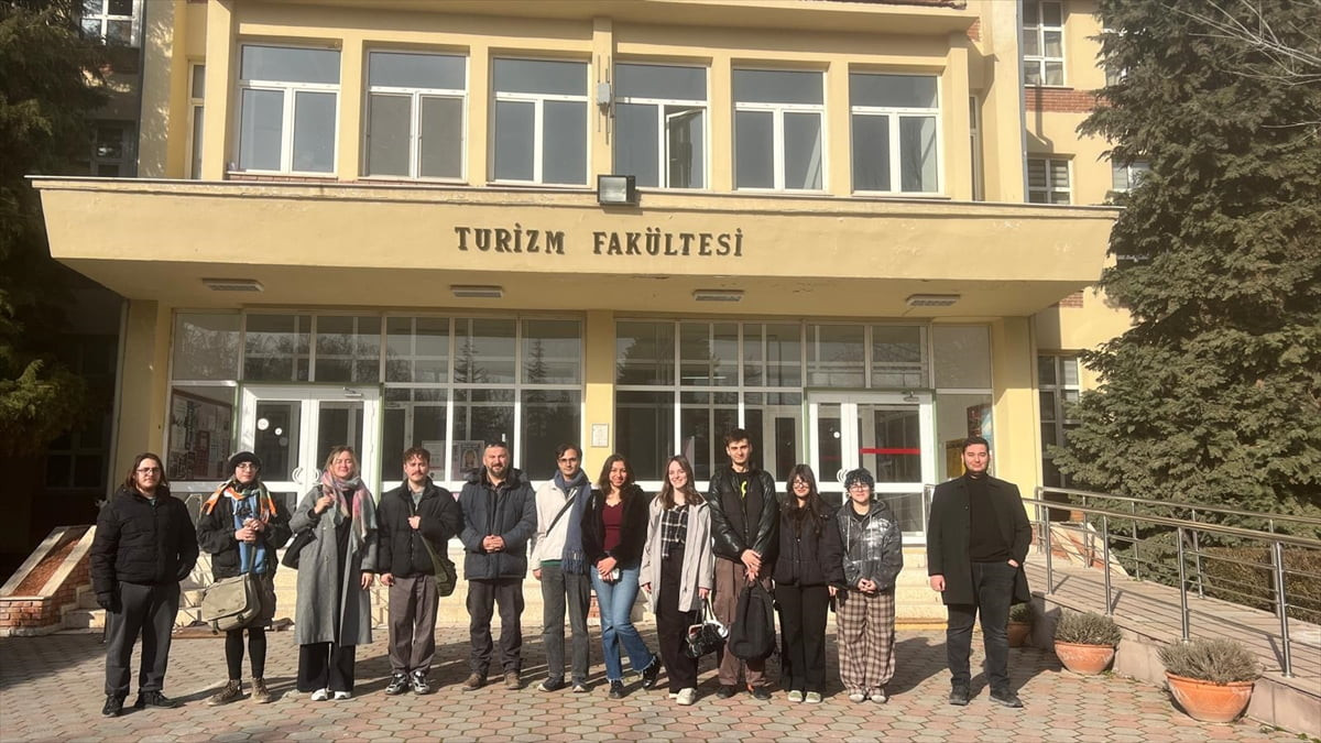 Anadolu Üniversitesi Turizm Fakültesinde 2022-2023 akademik yılında açılan, eğlence, tatil veya...