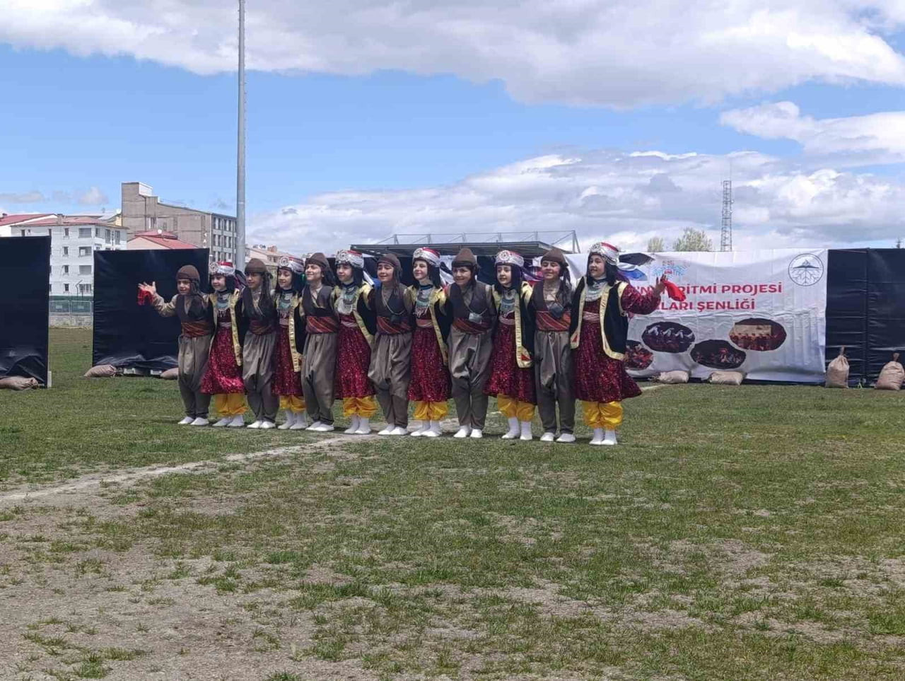 ANADOLU’NUN RİTMİ KARS’TA YENİDEN YANKILANDI(KARS-İHA)