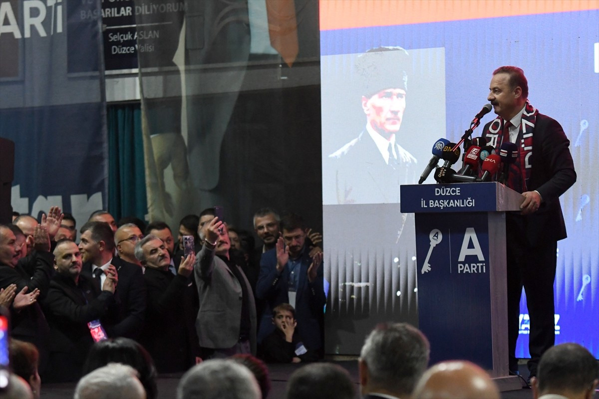 Anahtar Parti Genel Başkanı Yavuz Ağıralioğlu, 18 Temmuz Kapalı Spor Salonu'nda düzenlenen Anahtar...