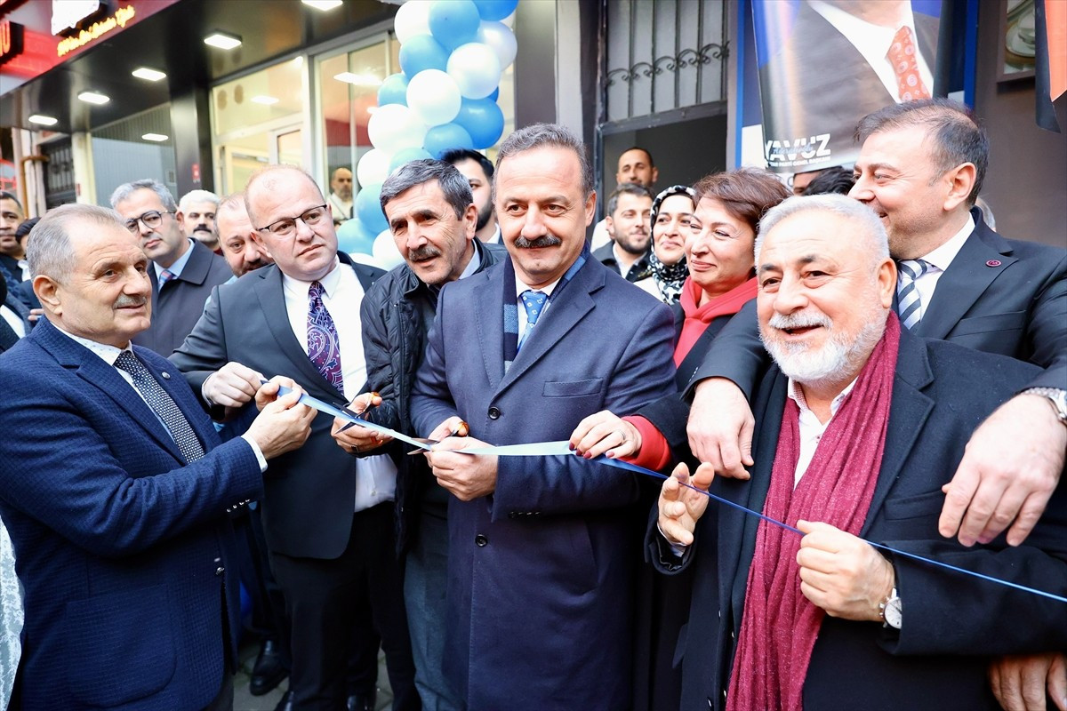 Anahtar Parti Genel Başkanı Yavuz Ağıralioğlu (ortada), Trabzon'un Arsin ilçesinde partisinin ilçe...