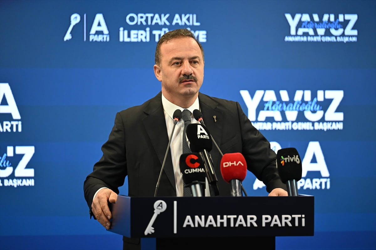 Anahtar Parti Genel Başkanı Yavuz Ağıralioğlu, partisinin genel merkezinde düzenlediği basın...