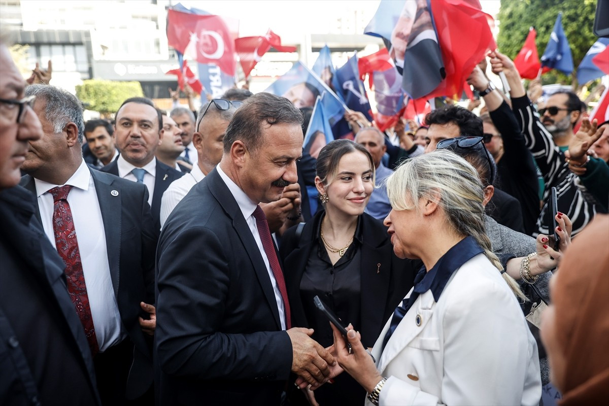 Anahtar Parti Genel Başkanı Yavuz Ağıralioğlu, partisinin Mersin İl Başkanlığı binasının açılışını...