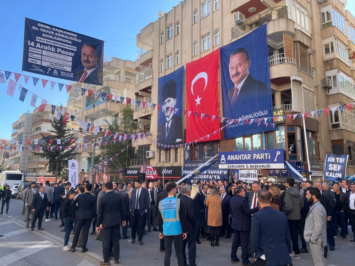 Anahtar Parti Genel Başkanı Yavuz Ağıralioğlu, partisinin Şanlıurfa İl Başkanlığı binasının...