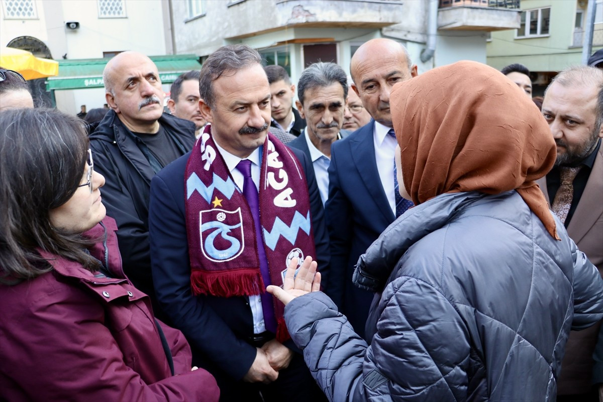 Anahtar Parti Genel Başkanı Yavuz Ağıralioğlu (sol 2), Trabzon'un Şalpazarı ilçesinde...