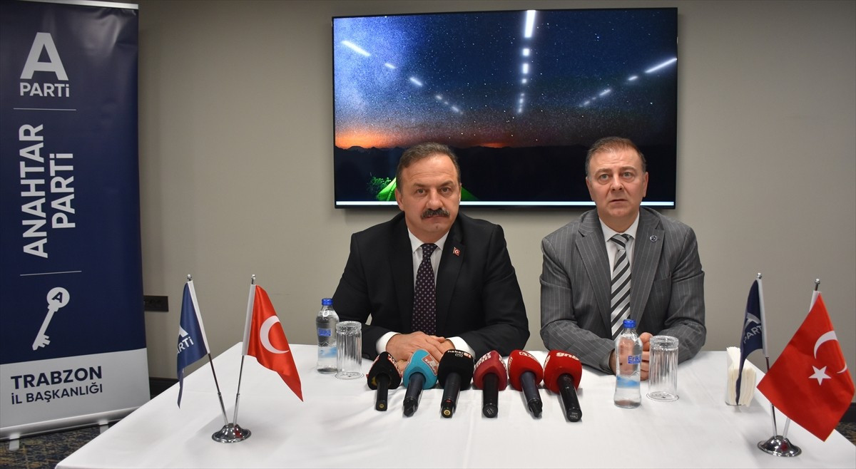 Anahtar Parti Genel Başkanı Yavuz Ağıralioğlu (solda), Trabzon'daki bir otelde düzenlenen...